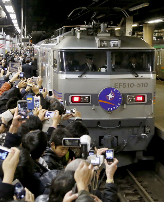 2016年3月、JR上野駅に到着した寝台特急カシオペアの上り最終列車とホームを埋めた鉄道ファンら