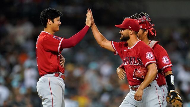 ハイタッチをする大谷翔平選手とサンドバル投手(写真:AP/アフロ)