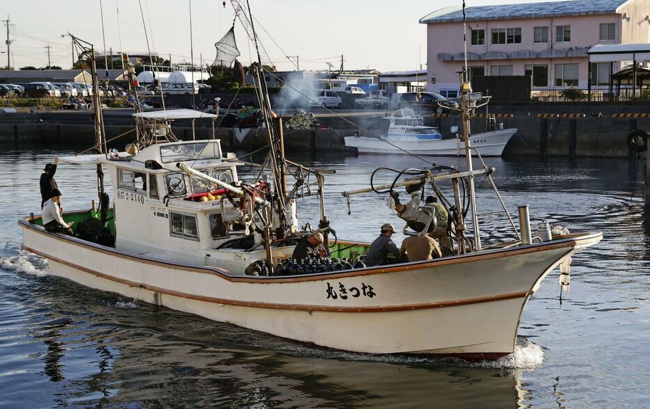 米軍関係者を乗せ、鹿児島県・屋久島の安房港を出る漁船＝6日午前8時1分