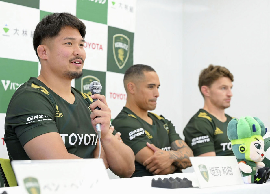 ラグビーのリーグワン初戦のBR東京戦に向け、記者会見するトヨタの（左から）姫野、スミス、バレット＝7日、愛知県豊田市