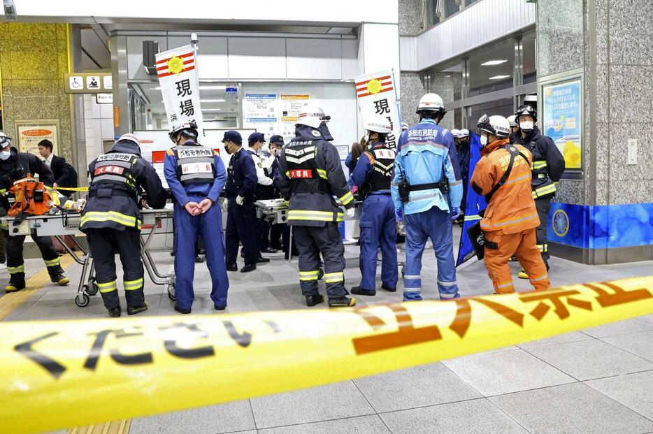 目や喉の痛みなどの体調不良を訴えた新幹線の乗客が搬送されたJR浜松駅＝2日午後9時27分、浜松市