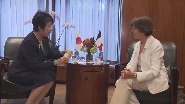 お茶をプレゼントする上川外相