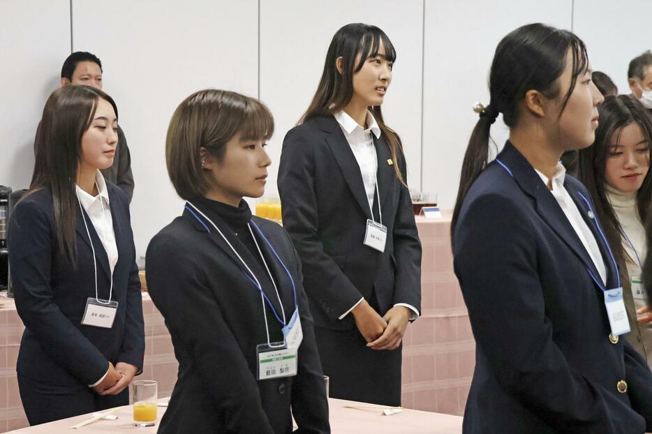 新人セミナーに臨む馬場咲希（中央奥）ら＝12日、東京都内