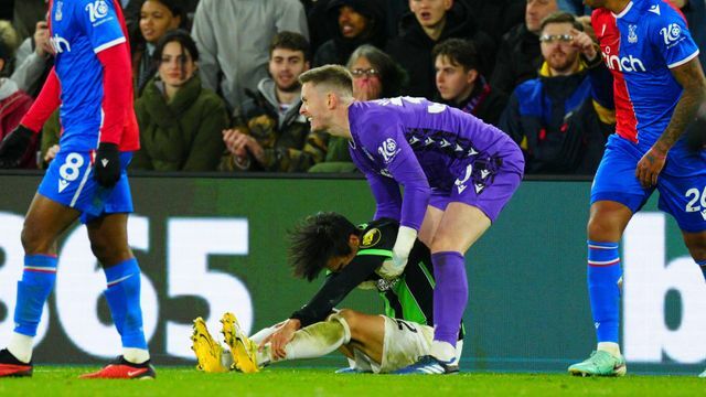 三笘選手を抱えようとしている相手GKのヘンダーソン選手(写真：アフロ)