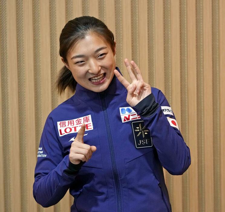 フィギュアスケートのGPファイナル女子の優勝から一夜明け、笑顔で撮影に応じる坂本花織＝10日、北京（共同）