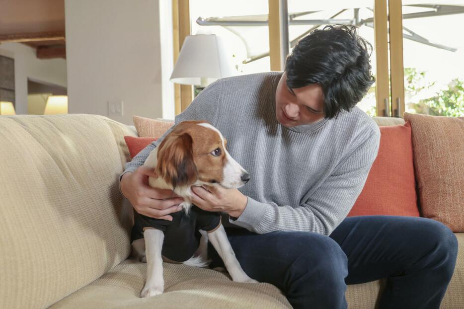 犬と一緒に撮影に応じる大谷翔平。大谷はドジャースの入団記者会見で名前を「デコピン」と明かした＝11月16日、カリフォルニア州ニューポートビーチ（ゲッティ＝共同）