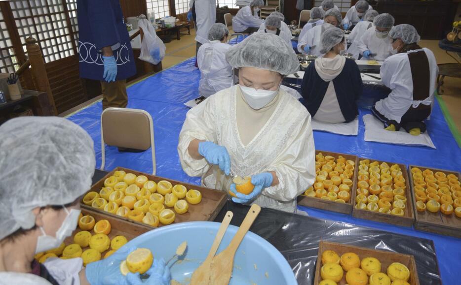 盛松寺で行われた弘法大師空海ゆかりの「ゆずみそ」作り＝19日午後、大阪府河内長野市