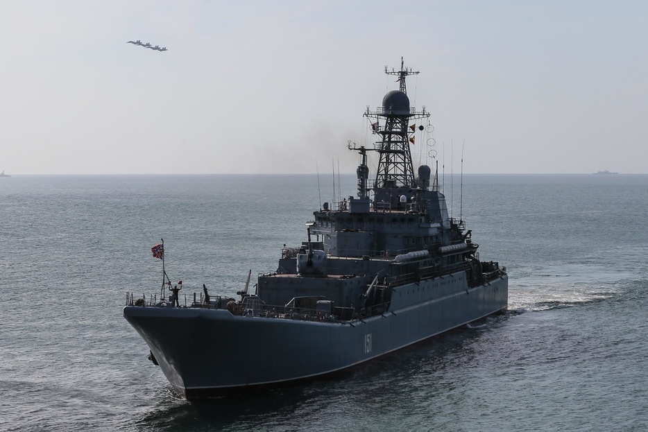 ウクライナ軍がクリミア半島フェオドシヤで攻撃したロシア軍の大型揚陸艦ノボチェルカスク＝2016年9月（タス＝共同）