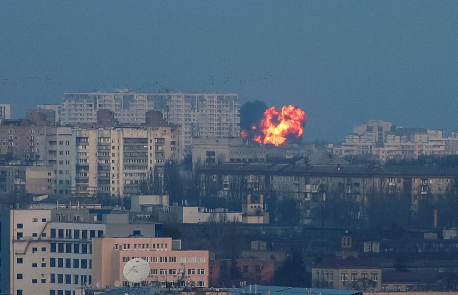 ロシアの攻撃を受けたウクライナの首都キーウで上がる炎＝29日（ロイター＝共同）