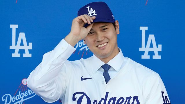 ドジャース入団会見をおこなった大谷翔平選手(写真：AP/アフロ)