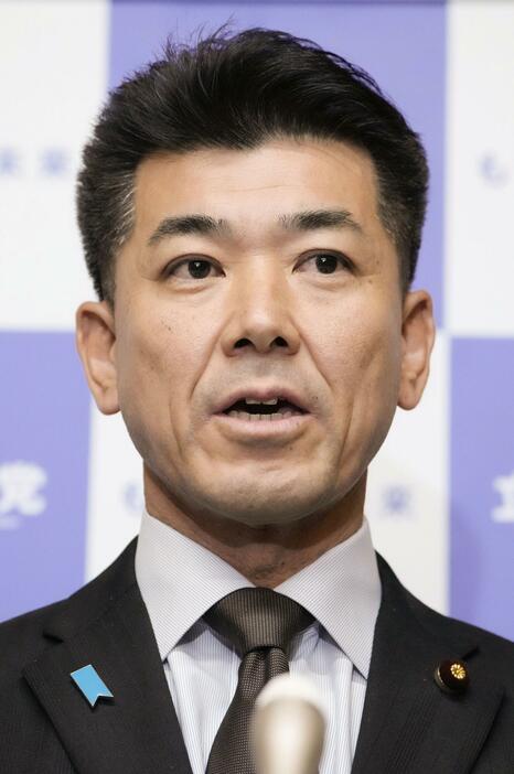 記者団の取材に応じる立憲民主党の泉代表＝12日午後、国会