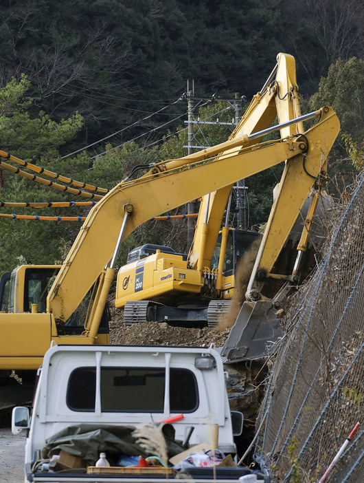 奈良県下北山村の土砂崩れ現場＝28日午前7時39分