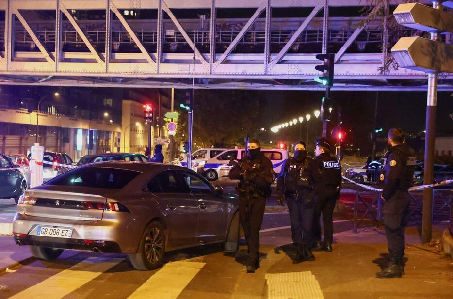 襲撃事件の後、警備に当たるフランス警察＝3日、パリ（ロイター＝共同）