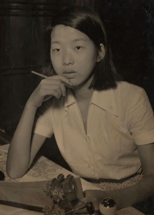 １９５２年頃、東京芸術大学生時代の高良留美子さん。下宿にて