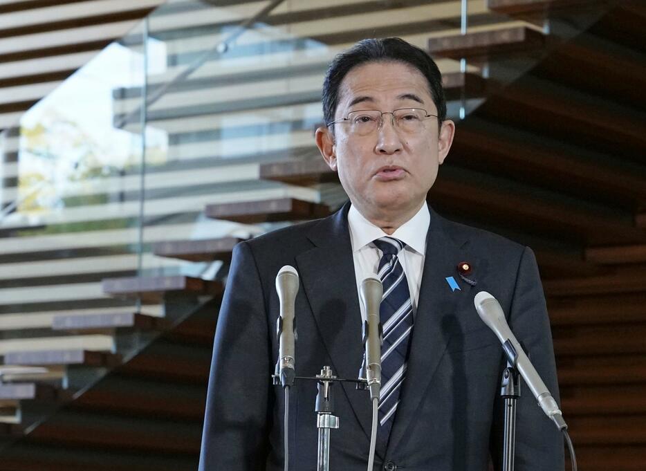 東京地検特捜部が自民党安倍派、二階派の事務所を家宅捜索したことについて、記者団の取材に応じる岸田首相＝19日午後1時8分、首相官邸