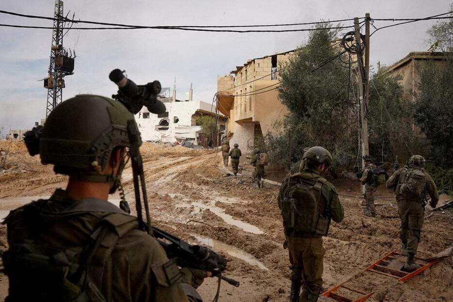 イスラエル軍が24日に公開したガザ地区南部ハンユニスとされる場所で展開するイスラエル兵（ロイター＝共同）