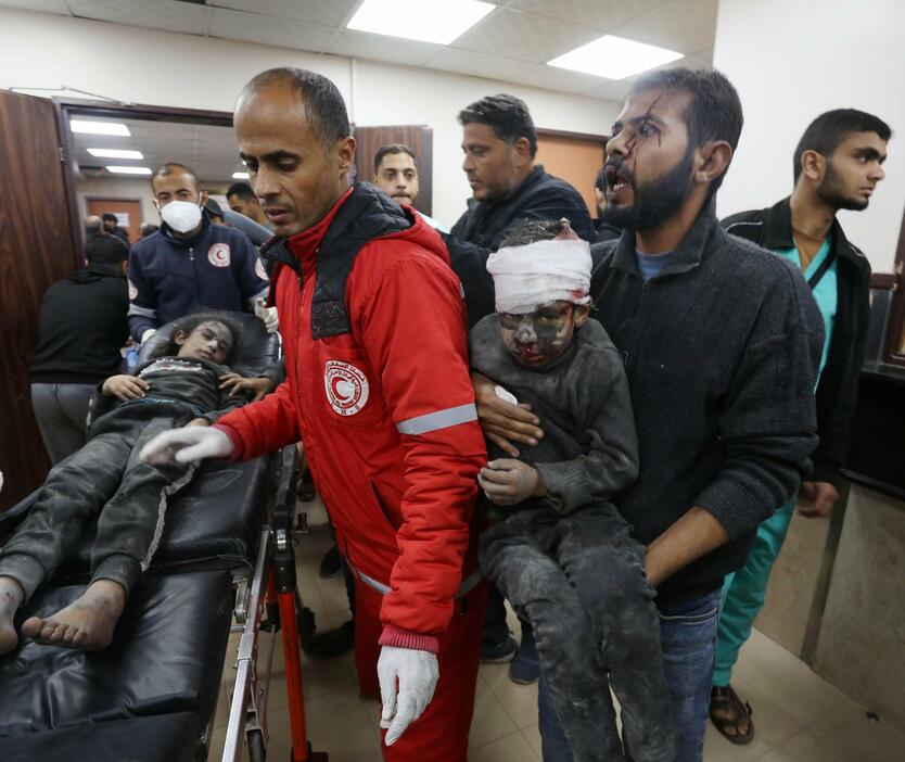 24日、パレスチナ自治区ガザ中部デールバラハの病院に運び込まれた、負傷した子供（ゲッティ＝共同）