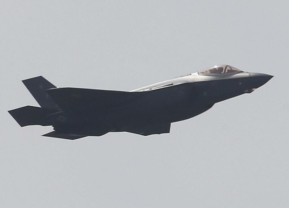 飛行する戦闘機F35＝2017年6月、フランスの首都パリ（AP＝共同）