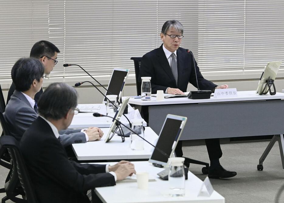 原子力規制委の定例会合で発言する山中伸介委員長（右奥）＝27日午前、東京都港区