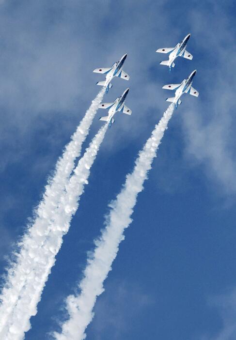 航空自衛隊那覇基地の航空祭で飛行する「ブルーインパルス」＝10日午前、那覇市