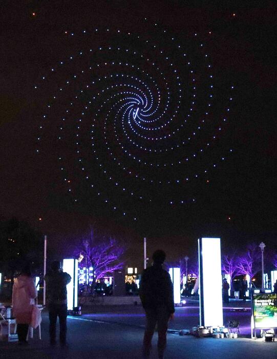 ［写真］地上のイルミと上空のドローンによる「光の共演」＝20日夜、神戸市中央区で（撮影：具志堅浩二）