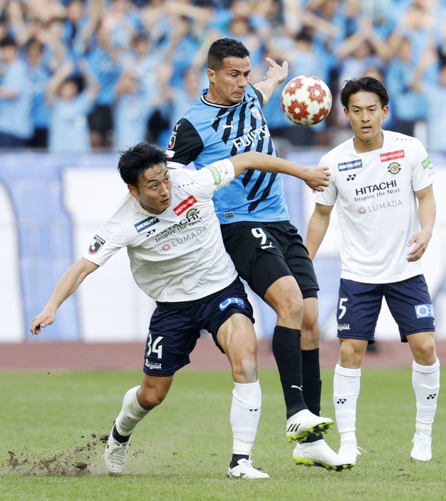 天皇杯決勝前半、柏・土屋（左）と競り合う川崎・レアンドロダミアン＝9日、国立競技場