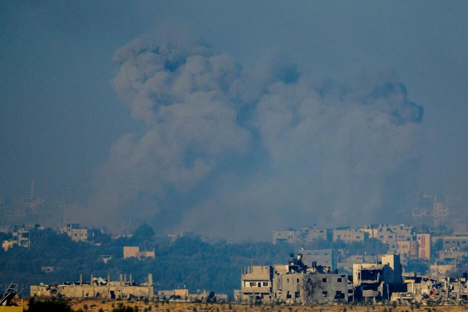 2日、イスラエル軍の攻撃後、パレスチナ自治区ガザで立ち上る煙（ロイター＝共同）