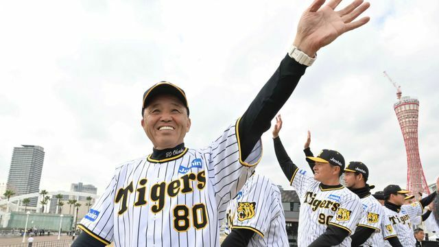 「新語・流行語大賞」を受賞した阪神・岡田彰布監督(写真:時事)