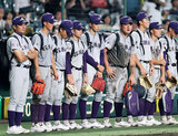 今夏の甲子園は仙台育英高との準々決勝で敗退。「岩手から日本一」を目指した試合後は涙が止まらなかった。左端は父である佐々木洋監督[写真=宮原和也]