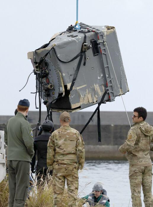 鹿児島県・屋久島の安房港に引き揚げられた、米軍CV22オスプレイの残骸とみられるもの＝4日午後3時1分