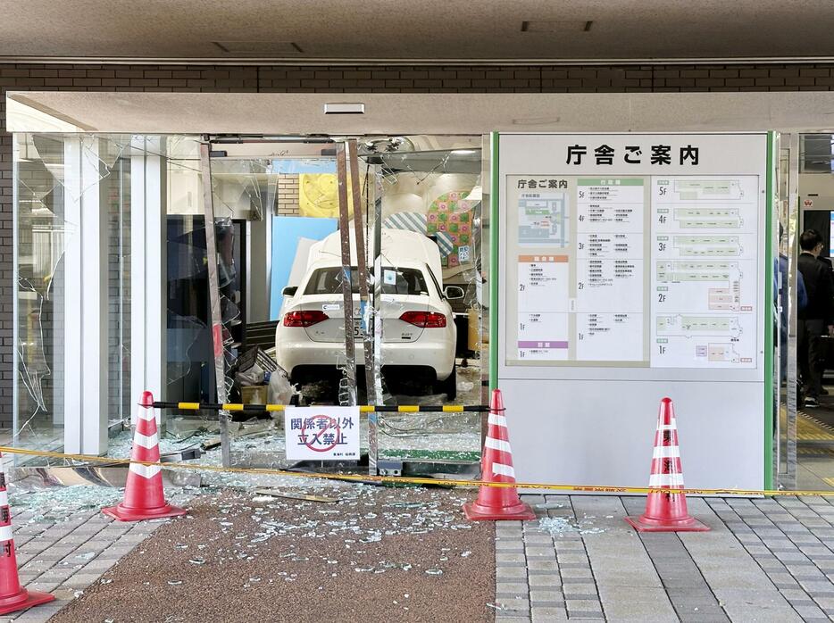 茨城県東海村役場に突っ込んだ車＝6日午後2時22分（目撃者提供）