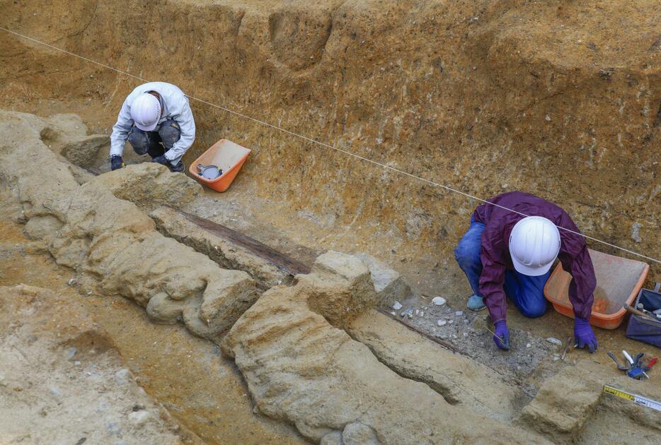 奈良市の富雄丸山古墳で、報道陣に公開された未盗掘木棺の発掘調査現場＝22日午後