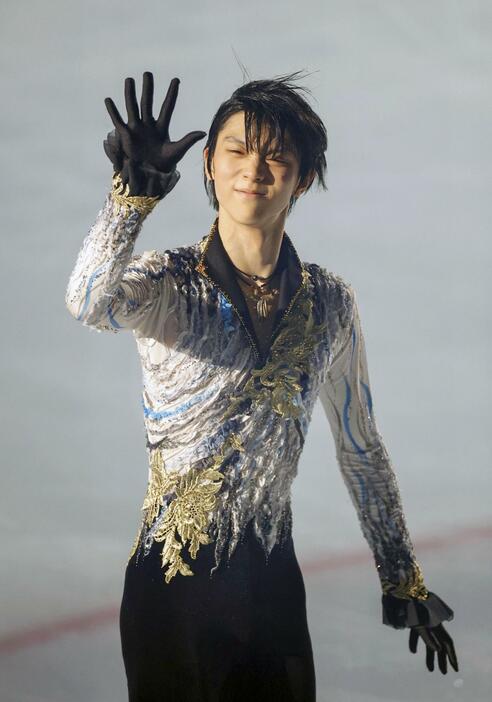 アイスショーで歓声に応える羽生結弦さん＝23年3月