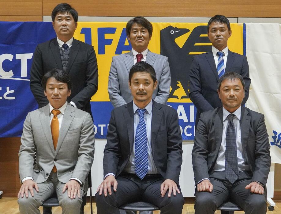 第102回全国高校サッカー選手権を前に記者会見した近畿6府県代表の監督。前列右は神戸弘陵の谷監督、同左は京都橘の米沢監督＝1日、大阪市