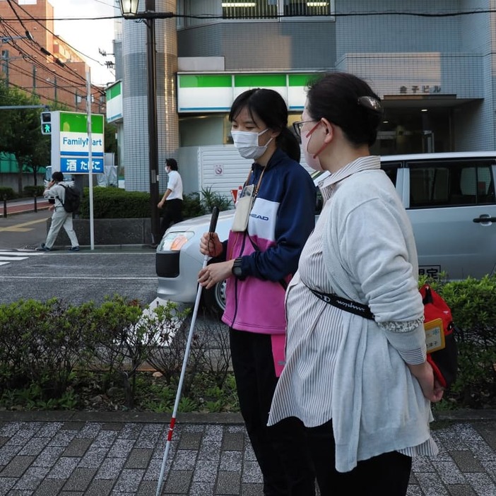 アイナビからファミリーマートの位置を伝えられ、笑顔を見せる宮崎さん＝１０月１２日