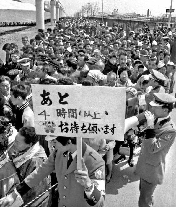 「月の石」をひと目見ようとアメリカ館に押しかけた来場者たち＝１９７０年３月、大阪府吹田市