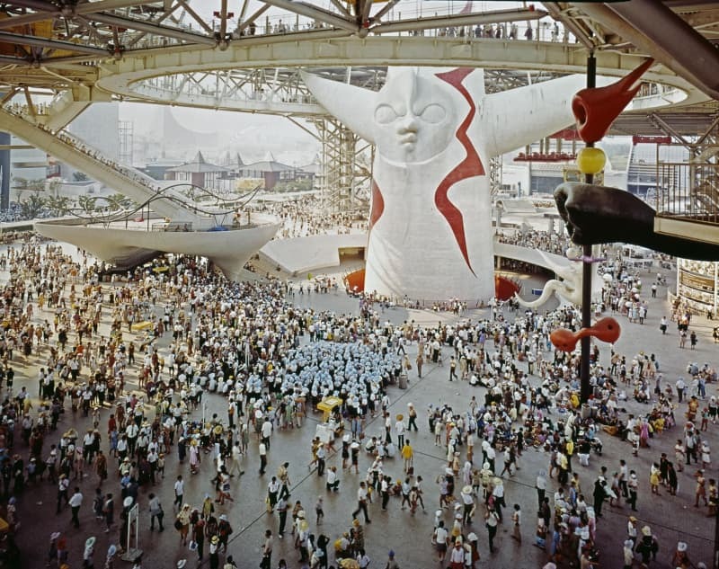 １９７０年大阪万博の会場の様子。「大屋根」を「太陽の塔」が突き破るデザイン＝大阪府提供