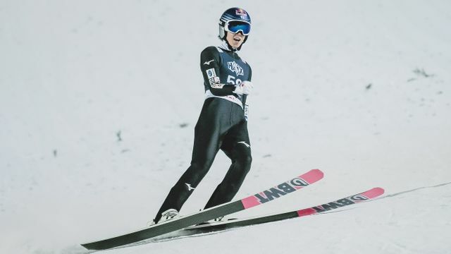 2本目で143mの大ジャンプを成功させガッツポーズする小林陵侑選手（写真：時事）