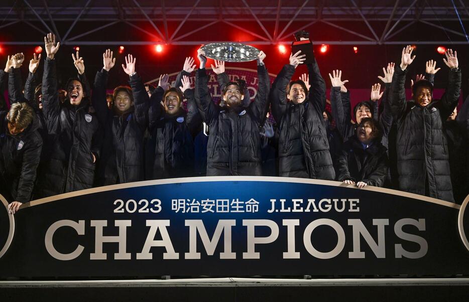 サッカーJ1神戸の初優勝を祝う会でシャーレを掲げる選手ら＝3日夜、神戸市中央区