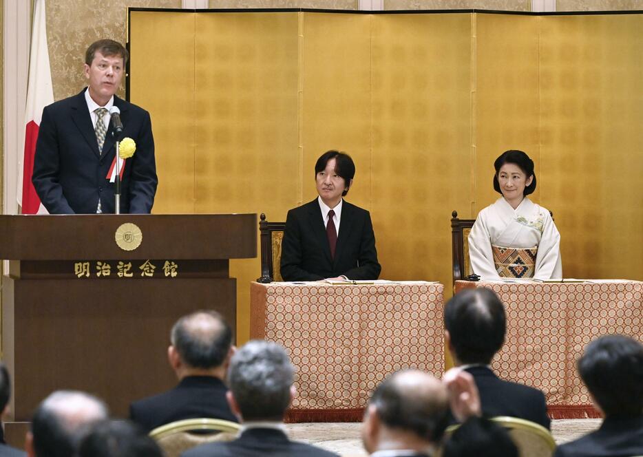 第39回国際生物学賞の授賞式に出席された秋篠宮ご夫妻。左はあいさつする受賞者のリチャード・ダービン英ケンブリッジ大教授＝14日午前、東京都港区の明治記念館