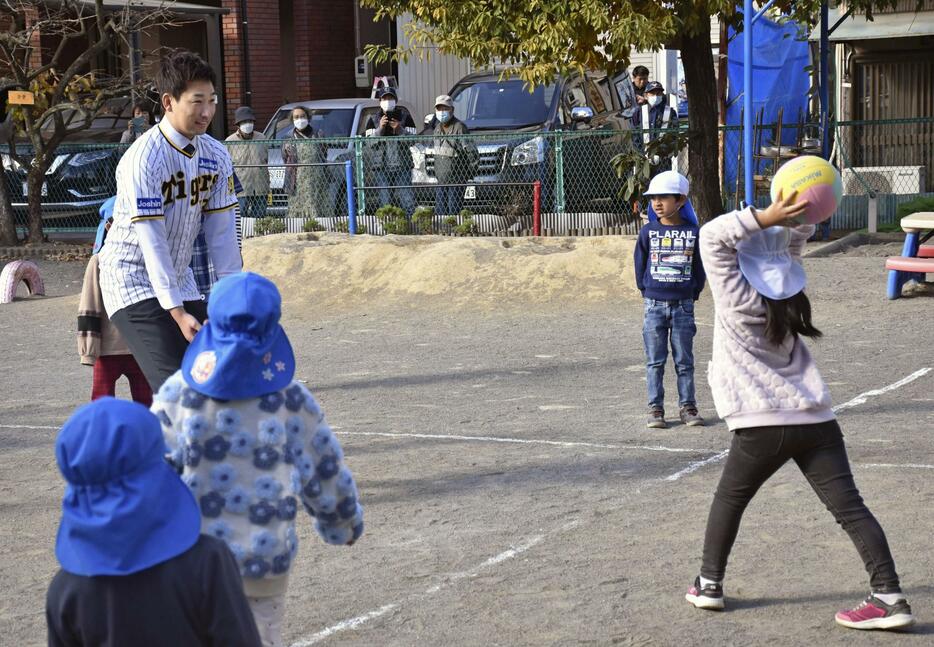 こども園を訪れ、園児とドッジボールを楽しむ岩崎優投手＝4日午前、静岡市清水区