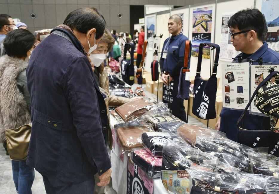 東京国際フォーラムで開かれた全国矯正展＝9日午前、東京都千代田区