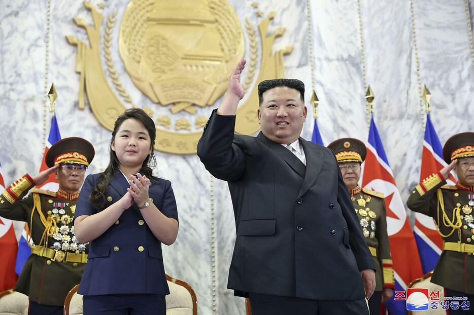 軍事パレードに臨む北朝鮮の金正恩朝鮮労働党総書記（手前右）＝9月、平壌（朝鮮中央通信＝共同）
