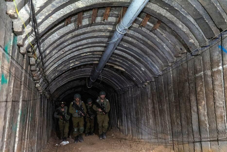 イスラエル軍が発見した地下トンネルの内部＝15日、パレスチナ自治区ガザ北部のエレズ検問所付近（ロイター＝共同）