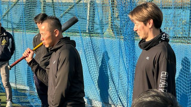 野球教室を開いた巨人の矢野謙次コーチ（左）と日本ハムの松本剛選手（右）