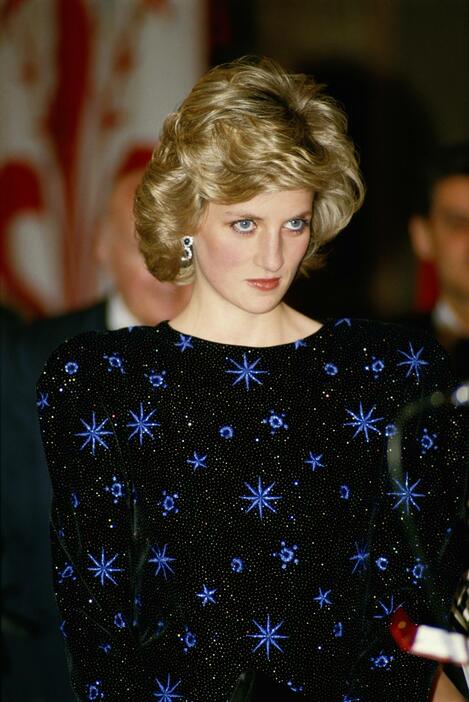 1985年4月、イブニングドレスを着てイタリア・フィレンツェ市長との夕食会に出席した故ダイアナ元皇太子妃（ゲッティ＝共同）