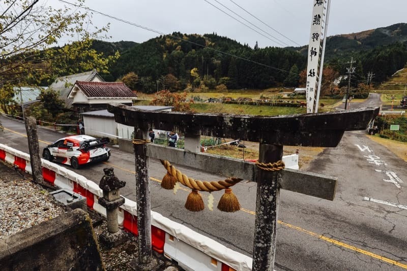 集落の神社前を駆け抜けるラリーカー＝１１月１８日、愛知県豊田市