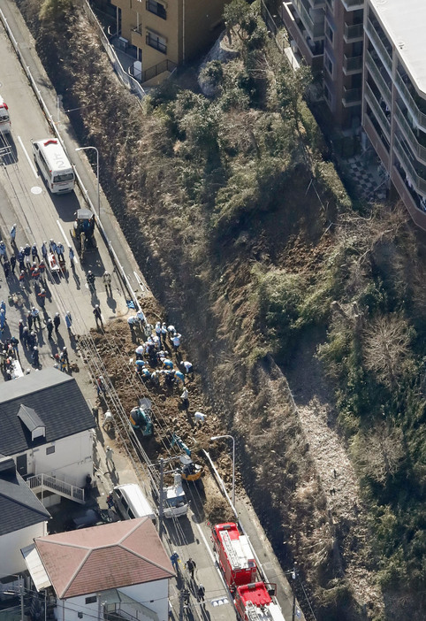 マンション敷地の斜面が崩れ、女子生徒が巻き込まれた現場＝2020年2月、神奈川県逗子市