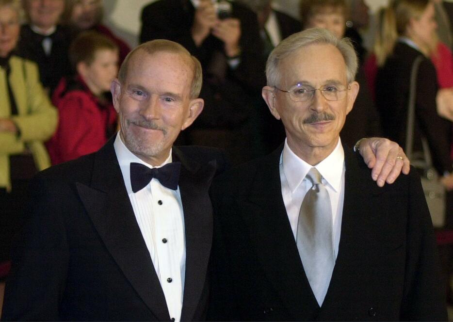 トム・スマザーズ氏（左）と弟のディック氏＝2002年10月、米ワシントン（AP＝共同）