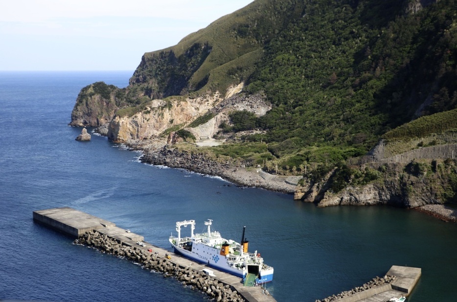 「フェリーとしま2」＝2021年4月、鹿児島県十島村